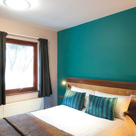 The Cedars Hotel Wokingham Room photo