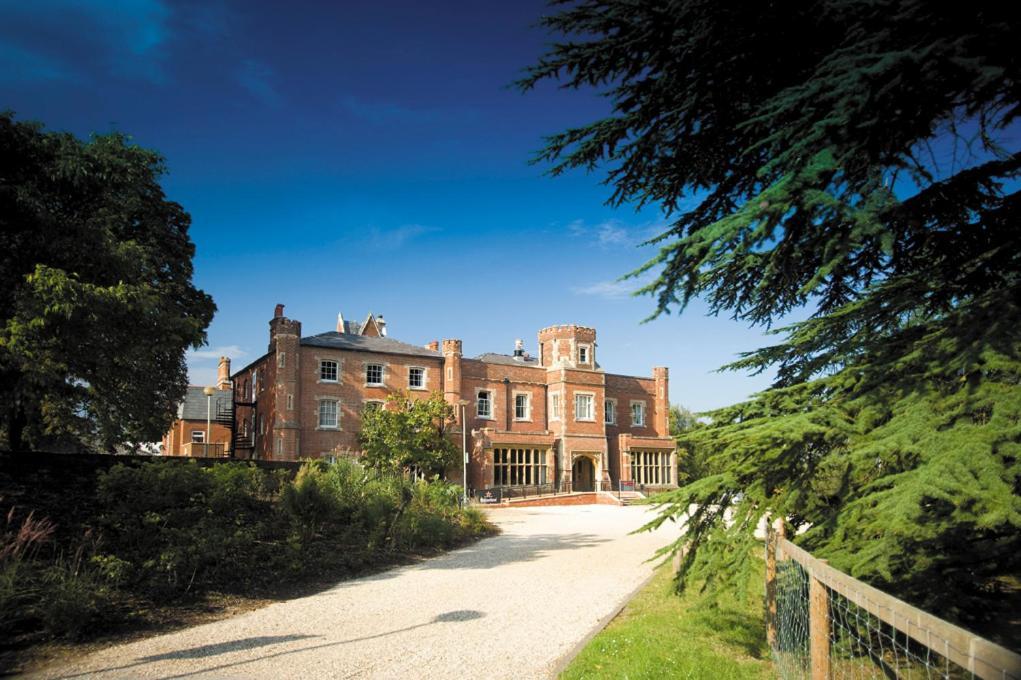 The Cedars Hotel Wokingham Exterior photo