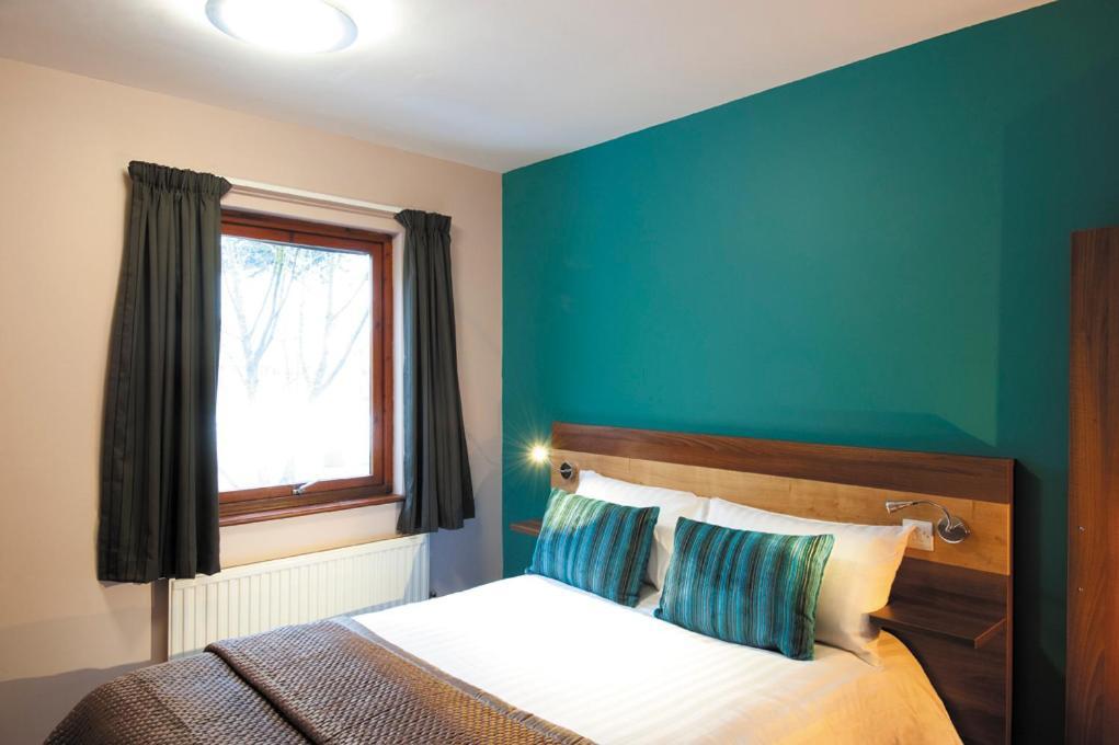 The Cedars Hotel Wokingham Room photo